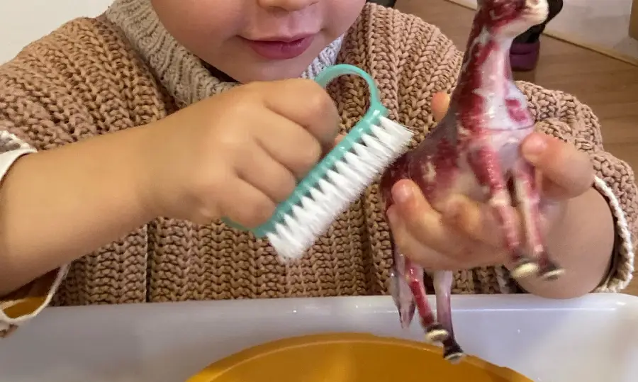 camino-hacia-la-independencia-de-ninos-y-ninas-limpiando